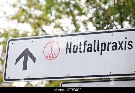 Ludwigsburg, Allemagne. 25 octobre 2023. Sur un panneau sur une route en face d'un hôpital se trouve un panneau indiquant une pratique d'urgence. Suite à une décision de grande portée du Tribunal social fédéral, un plan d’urgence pour les services médicaux de garde est en cours de mise en place dans le sud-ouest. Les gens dans l'État devront probablement se préparer à des temps d'attente plus longs et à des pratiques plus encombrées dans un avenir proche. Crédit : Bernd Weißbrod/dpa/Alamy Live News Banque D'Images