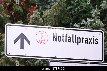 Ludwigsburg, Allemagne. 25 octobre 2023. Sur un panneau sur une route en face d'un hôpital se trouve un panneau indiquant une pratique d'urgence. Suite à une décision de grande portée du Tribunal social fédéral, un plan d’urgence pour les services médicaux de garde est en cours de mise en place dans le sud-ouest. Les gens dans l'État devront probablement se préparer à des temps d'attente plus longs et à des pratiques plus encombrées dans un avenir proche. Crédit : Bernd Weißbrod/dpa/Alamy Live News Banque D'Images