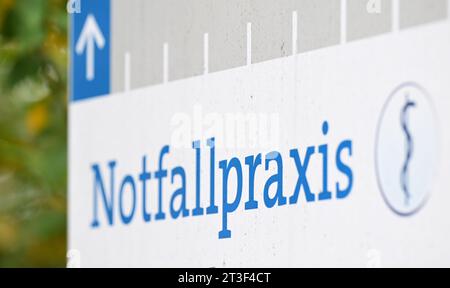 Ludwigsburg, Allemagne. 25 octobre 2023. Sur un panneau sur une route en face d'un hôpital se trouve un panneau indiquant une pratique d'urgence. Suite à une décision de grande portée du Tribunal social fédéral, un plan d’urgence pour les services médicaux de garde est en cours de mise en place dans le sud-ouest. Les gens dans l'État devront probablement se préparer à des temps d'attente plus longs et à des pratiques plus encombrées dans un avenir proche. Crédit : Bernd Weißbrod/dpa/Alamy Live News Banque D'Images
