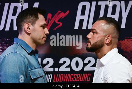 Ludwigsburg, Allemagne. 25 octobre 2023. Felix Sturm (à gauche) et Sükrü Altay, boxeur dans la division poids lourds légers, assistent à une conférence de presse pour un match de boxe au MHP Arena de Ludwigsburg. Le combat aura lieu à la MHP Arena le 2 décembre 2023. Crédit : Bernd Weißbrod/dpa/Alamy Live News Banque D'Images
