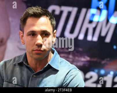 Ludwigsburg, Allemagne. 25 octobre 2023. Felix Sturm, boxeur dans la division poids lourds légers, participe à une conférence de presse pour un match de boxe entre lui et S. Altay au MHP Arena de Ludwigsburg. Le combat aura lieu à la MHP Arena le 2 décembre 2023. Crédit : Bernd Weißbrod/dpa/Alamy Live News Banque D'Images