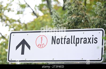 Ludwigsburg, Allemagne. 25 octobre 2023. Sur un panneau sur une route en face d'un hôpital se trouve un panneau indiquant une pratique d'urgence. Suite à une décision de grande portée du Tribunal social fédéral, un plan d’urgence pour les services médicaux de garde est en cours de mise en place dans le sud-ouest. Les gens dans l'État devront probablement se préparer à des temps d'attente plus longs et à des pratiques plus encombrées dans un avenir proche. Crédit : Bernd Weißbrod/dpa/Alamy Live News Banque D'Images