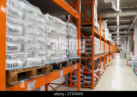 Un grand choix de matériaux de construction sont vendus dans la quincaillerie. Minsk, Biélorussie, 25 octobre 2023 Banque D'Images