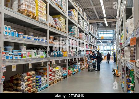 Un grand choix de matériaux de construction sont vendus dans la quincaillerie. Minsk, Biélorussie, 25 octobre 2023 Banque D'Images