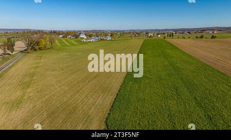 Une vue aérienne des terres agricoles amish, travail de parcelles de champs de cultures de couverture et couleur en automne Banque D'Images