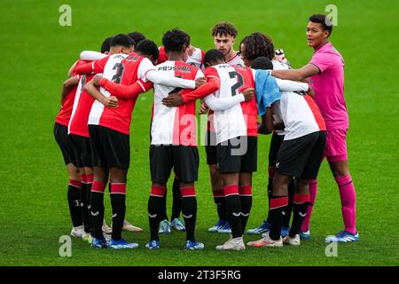 Rotterdam, pays-Bas. 25 octobre 2023. Rotterdam - joueurs du Feyenoord O19 lors de la 3e manche de la phase de groupes de l'UEFA Youth League entre le Feyenoord O19 et le SS Lazio O19 à Nieuw Varkenoord le 25 octobre 2023 à Rotterdam, aux pays-Bas. Crédit : photos boîte à boîte/Alamy Live News Banque D'Images