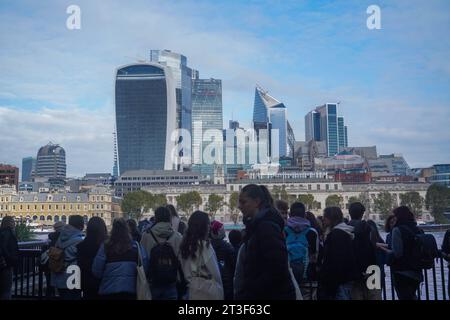 Londres , Royaume-Uni 25 octobre 2023. Une vue de la City de Londres Angleterre. Les régulateurs financiers de l'Autorité de régulation prudentielle (PRA) de la Banque d'Angleterre ont annoncé que le plafond sur les primes des banquiers serait aboli à partir du mardi 31 octobre, car les règles de l'Union européenne qui limitent les paiements de primes à deux fois le salaire d'un banquier seront supprimées au Royaume-Uni. Crédit amer ghazzal/Alamy Live News Banque D'Images