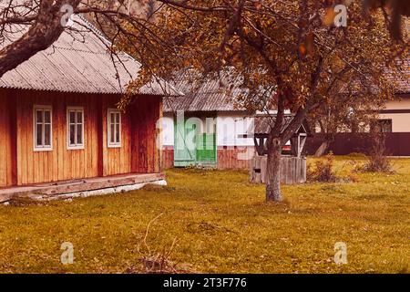 Kryvorivnia, Verkhovyna, octobre 19 - fond rustique d'automne, atmosphère ukrainian maisons rustiques dans le style gutsul. Banque D'Images