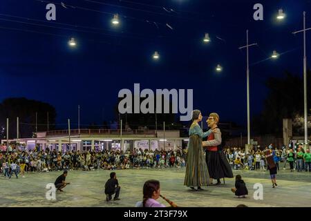 Felanitx, Espagne ; octobre 21 2023 : Foire annuelle du paprika dans la ville majorquine de Felanitx, Espagne. Sculptures géantes du folklore de Majorque dansant un Banque D'Images