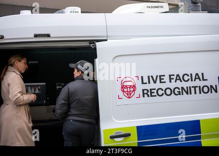 Chelmsford Essex, Royaume-Uni. 25 octobre 2023. La police d'Essex déploie la reconnaissance faciale en direct (LFR) à Chelmsford Essex UK Credit : Ian Davidson/Alamy Live News Banque D'Images