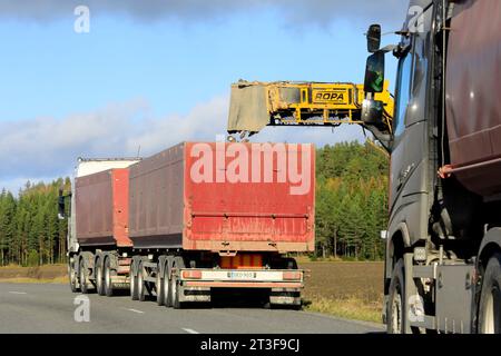 Chargeur ROPA euro-Maus Cleaner chargeant la betterave sucrière récoltée sur une remorque de camion, un autre camion attend le chargement. Vue arrière. Salo, Finlande. 15 octobre 2023. Banque D'Images