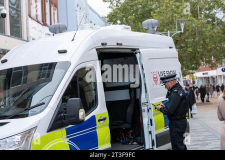 Chelmsford Essex, Royaume-Uni. 25 octobre 2023. La police d'Essex déploie la reconnaissance faciale en direct (LFR) à Chelmsford Essex UK Credit : Ian Davidson/Alamy Live News Banque D'Images