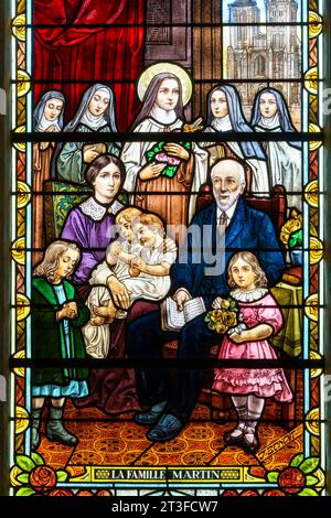 France, Meurthe et Moselle, Nancy, Sainte Thérèse de l'enfant Jésus chapelle inaugurée en 1925 située dans l'ancien Carmel de Nancy aujourd'hui le Centre spirituel Diocésain, vitrail réalisé par Joseph Benoit maître verrier à Nancy en 1926 qui représente la famille Martin, du nom de Sainte Thérèse de Lisieux avant de chercher la vie religieuse Banque D'Images