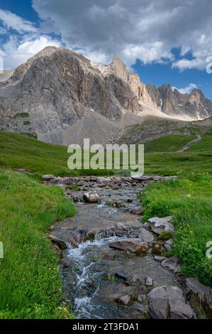 France, Savoie, massif du Cerces, Valloires, randonnée vers le lac du Cerces, le ruisseau du Cerces et la pointe du Cerces Banque D'Images