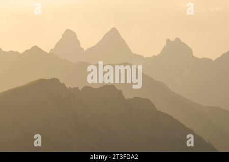 France, Savoie, massif du Cerces, Valloires, randonnée vers le lac du Cerces, aiguilles d'Arves rétroéclairées Banque D'Images