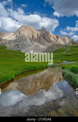 France, Savoie, massif du Cerces, Valloires, randonnée vers le lac du Cerces, le ruisseau du Cerces et la pointe du Cerces Banque D'Images