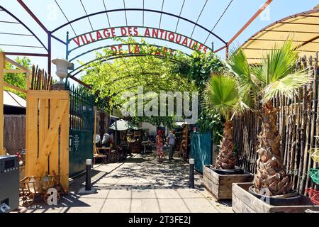 France, Vaucluse, Luberon, l'Isle sur la Sorgue, quartier des antiquités, marché aux puces du dimanche Banque D'Images