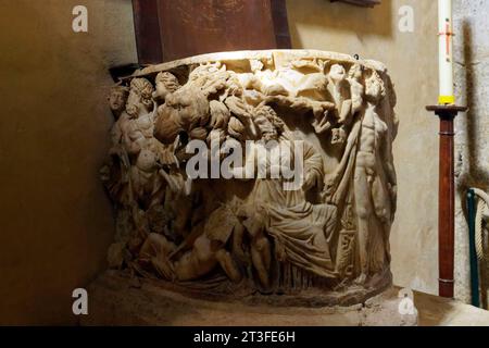 France, Vaucluse, réserve naturelle régionale du Luberon, Cadenet le long de la vallée de la Durance, église Saint-Étienne des 12e et 16e siècles, fonts baptismaux réalisés à partir du fragment d’un sarcophage romain en marbre représentant le réveil de l’Ariane à Naxos (3e siècle) Banque D'Images