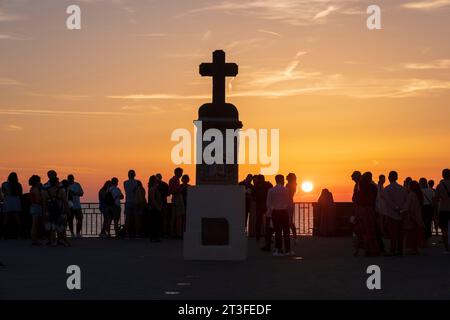 Italie, Campanie, baie de Naples, île d'Ischia, Forio, séance de coucher de soleil sur la place de la Chiesa del Soccorso Banque D'Images