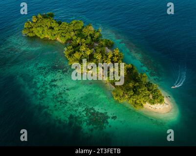Papouasie-Nouvelle-Guinée, province de Madang, petite île près du village de Riwo (vue aérienne) Banque D'Images