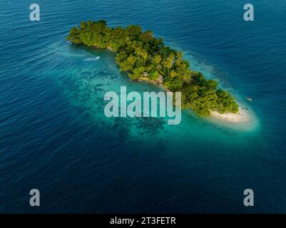 Papouasie-Nouvelle-Guinée, province de Madang, petite île près du village de Riwo (vue aérienne) Banque D'Images
