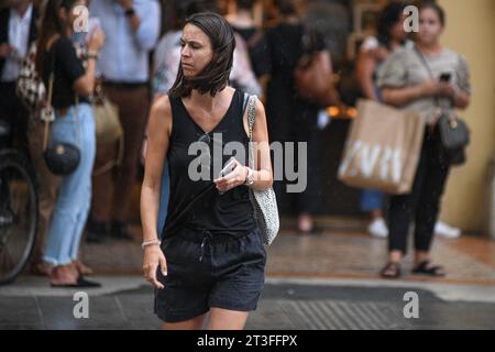 Femme italienne marchant dans la via Ugo Bassi, Bologne, Italie. Banque D'Images