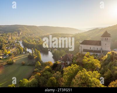 St Cirq Lapopie, Lot, France, vue sur Cliffside Village dans son paysage au-dessus de la vallée du Lot au lever du soleil. Banque D'Images