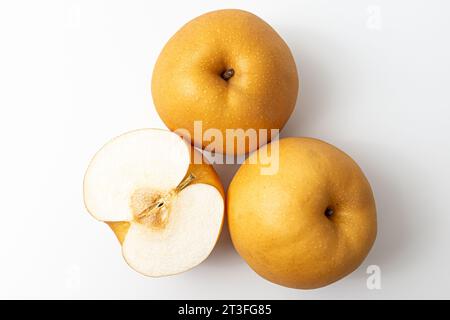 Poire coréenne sur fond blanc Banque D'Images