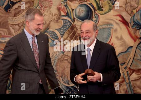 Madrid, Espagne. 25 octobre 2023. Madrid, Espagne ; 25.10.2023.- le roi Felipe VI remet à Carlos Slim le IX prix Enrique Iglesias pour le développement de l’espace d’affaires ibéro-américain. L’homme d’affaires mexicain Carlos Slim reçoit le prix ibéro-américain des affaires des mains du roi Felipe VI au palais Zarzuela devant un petit nombre de personnes et de membres de sa famille. Felipe VI (R) Carlos Slim Helú (2R) Felipe Gonzalez (·R) crédit : Juan Carlos Rojas/Picture Alliance/dpa/Alamy Live News Banque D'Images