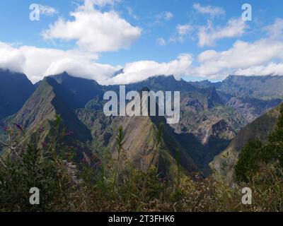 Paysage emblématique de l'île de la Réunion, point de vue du cirque de Mafate à dos D'Ane, la possession. Paysage panoramique des montagnes de la Réunion Banque D'Images