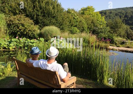 Nature, végétation, bassins d’eau, balades, calme dans les Jardins« d’eau » en Périgord Noir. Carsac-Aillac, Dordogne, Périgord, France, UE Banque D'Images