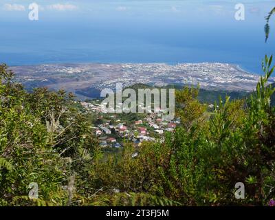 Le Port, vue depuis dos d'Ane, au sommet de l'île de la Réunion. Vue en angle élevé de la ville du Port et de la côte de l'île des Mascareignes Banque D'Images