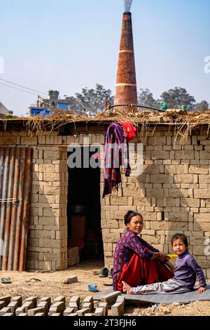 Népal, vallée de Katmandou, briqueteries près de Bhaktapur, logements pour les travailleurs Banque D'Images