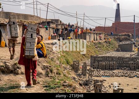 Népal, vallée de Katmandou, briqueteries près de Bhaktapur, logements pour les travailleurs Banque D'Images