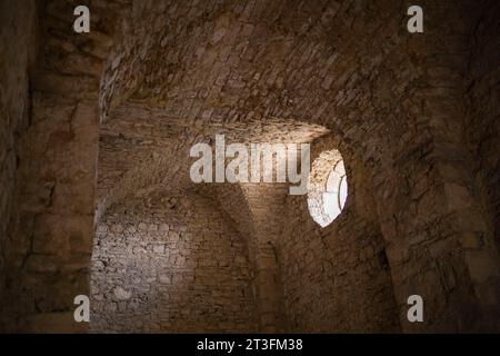 France, Gard, Chusclan, vignobles des Côtes du Rhône, Maison Sinnae, cave coopérative Chusclan, château de Gicon, Chapelle de Saint-Laurent Magdalene 11e siècle Banque D'Images