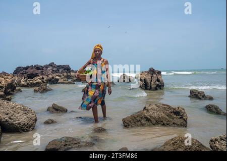 Sénégal, Casamance, district de Ziguinchor, femme du groupe ethnique Diola portant des vêtements traditionnels Banque D'Images
