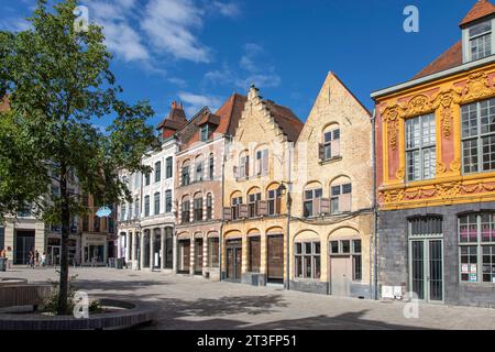 France, Nord, Lille, braderie de Lille, les façades des bâtiments sur la place Louise de Bettignies Banque D'Images