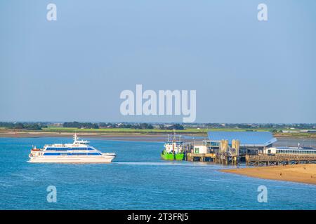 France, Vendée, la barre-de-Monts, ferry arrivant au port de Fromentine Banque D'Images