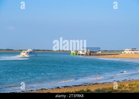 France, Vendée, la barre-de-Monts, ferry arrivant au port de Fromentine Banque D'Images