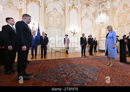 Bratislava, Slovaquie. 25 octobre 2023. Le président slovaque Zuzana Caputova, à droite, nomme un nouveau gouvernement dirigé par le Premier ministre Robert Fico, 2e à partir de la gauche, à Bratislava, Slovaquie, le 25 octobre, 2023. crédit : Vaclav Salek/CTK photo/Alamy Live News Banque D'Images