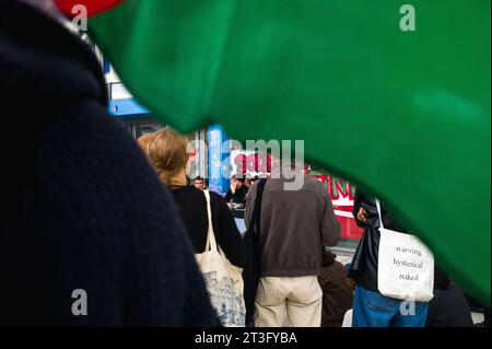 Toulouse, France. 25 octobre 2023. Drapeau palestinien au premier plan ...