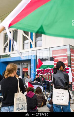 Toulouse, France. 25 octobre 2023. Drapeau palestinien au premier plan ...