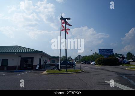 Extérieur du centre de service du comté d'Escambia avec drapeaux américain et de Floride Banque D'Images