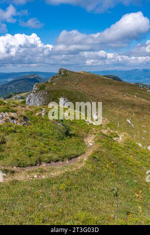 Col du Grand Colombier. Vue sur le Col du Grand Colombier, la forêt, la route, le lac du Bourget et la crête montagneuse derrière Banque D'Images