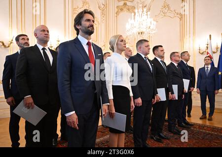 Bratislava, Slovaquie. 25 octobre 2023. Le président slovaque Zuzana Caputova, pas vu, a nommé un nouveau gouvernement dirigé par le Premier ministre Robert Fico, 3e à partir de la gauche au 1e rang, à Bratislava, Slovaquie, le 25 octobre 2023. Sur le côté droit se trouve l'ancien PM Ludovit Odor. Crédit : Vaclav Salek/CTK photo/Alamy Live News Banque D'Images