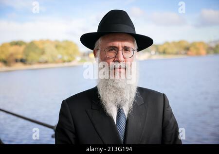 Hambourg, Allemagne. 25 octobre 2023. Le rabbin d'État de Hambourg, Shlomo Bistritzky, se tient en marge de la pose d'un Stolperstein sur le Binnenalster. Crédit : Christian Charisius/dpa/Alamy Live News Banque D'Images