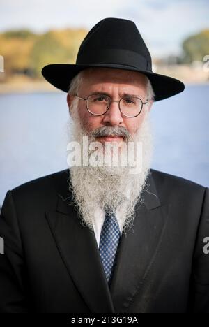 Hambourg, Allemagne. 25 octobre 2023. Le rabbin d'État de Hambourg, Shlomo Bistritzky, se tient en marge de la pose d'un Stolperstein sur le Binnenalster. Crédit : Christian Charisius/dpa/Alamy Live News Banque D'Images