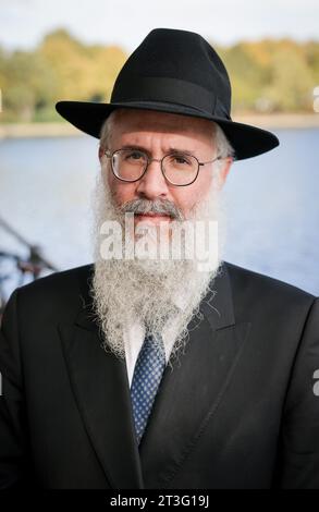 Hambourg, Allemagne. 25 octobre 2023. Le rabbin d'État de Hambourg, Shlomo Bistritzky, se tient en marge de la pose d'un Stolperstein sur le Binnenalster. Crédit : Christian Charisius/dpa/Alamy Live News Banque D'Images