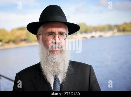 Hambourg, Allemagne. 25 octobre 2023. Le rabbin d'État de Hambourg, Shlomo Bistritzky, se tient en marge de la pose d'un Stolperstein sur le Binnenalster. Crédit : Christian Charisius/dpa/Alamy Live News Banque D'Images