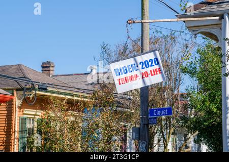 LA NOUVELLE-ORLÉANS, LA, États-Unis - 13 NOVEMBRE 2020 : le signe anti Trump est suspendu à un poteau devant une maison dans le quartier Bywater Banque D'Images